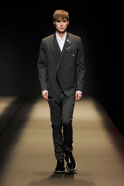 Look 10